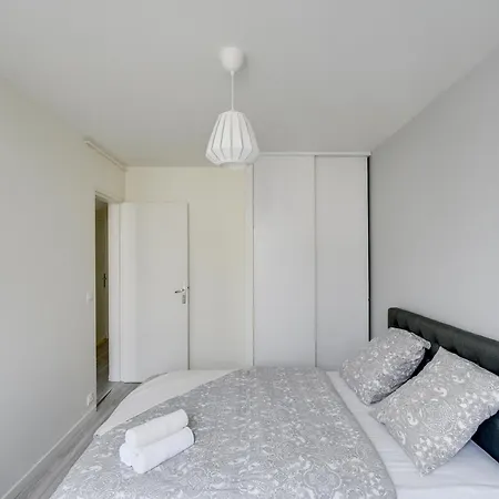 Chic And Spacious Apart With Parking *