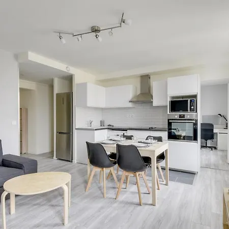 Chic And Spacious Apart With Parking Cergy