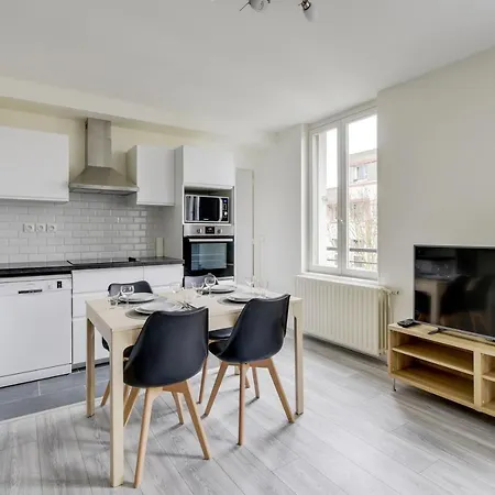 Chic And Spacious Apart With Parking Apartamento Cergy