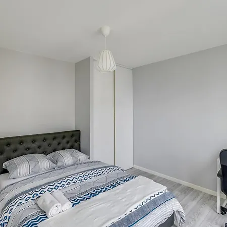 Chic And Spacious Apart With Parking