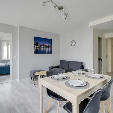 Chic And Spacious Apart With Parking